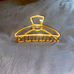 Just a regular gold claw clip used a couple times.